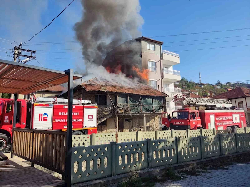 İki katlı evde çıkan yangında yaşlı kadın dumandan etkilendi
