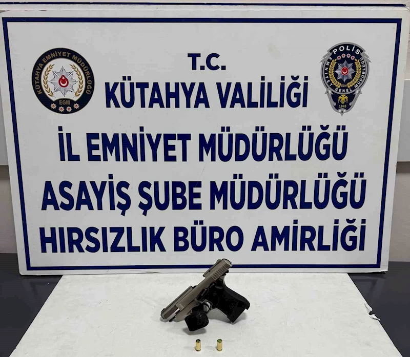 Dur ihtarına uymayan ehliyetsiz sürücünün aracında ruhsatsız tabanca ele geçirildi
