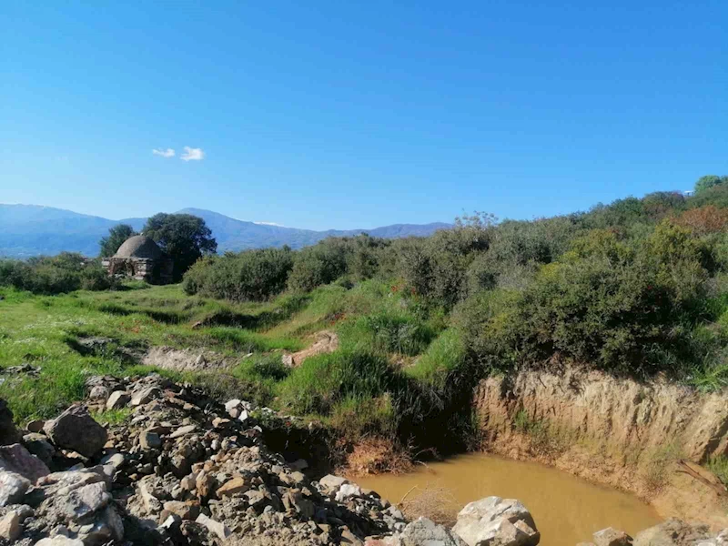 Kiraz’da, Kara Halil Bey türbesi ve mezarlıkta tahrip ediliyor
