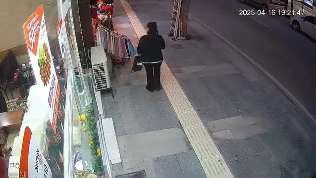Önce gider gibi yaptı ardından dönüp çaldı
