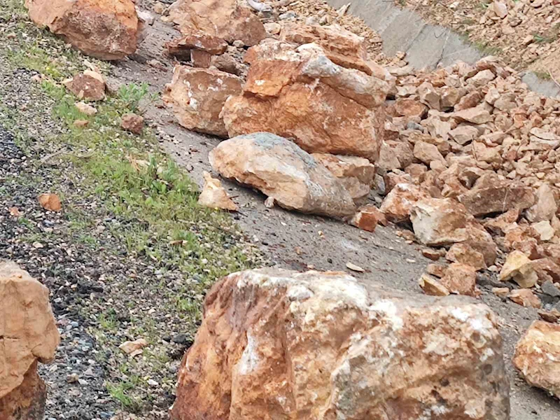 Siirt’te yamaçtan kopan kaya parçaları yola düştü
