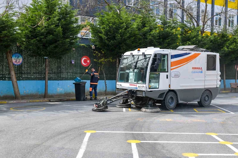 Esenyurt’ta okul bahçelerinin temizlik çalışması sürüyor
