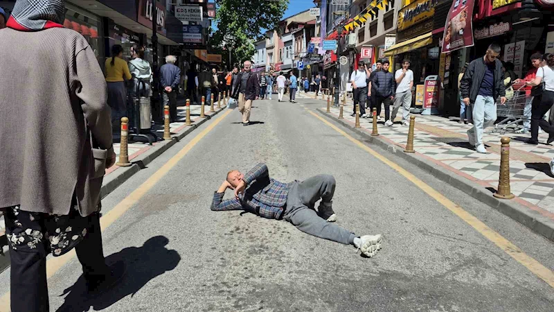 Araç trafiğine kapanan caddede ilginç görüntüler
