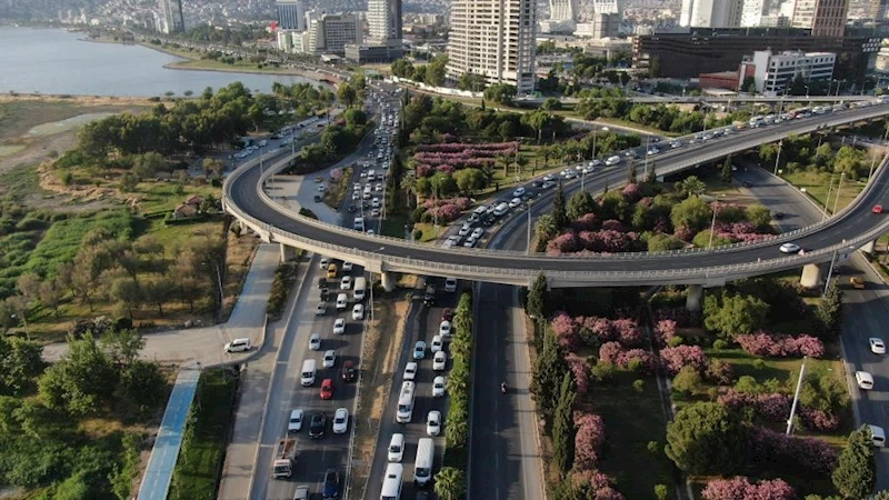İzmir’de trafiğe kayıtlı araç sayısı 2 milyona dayandı
