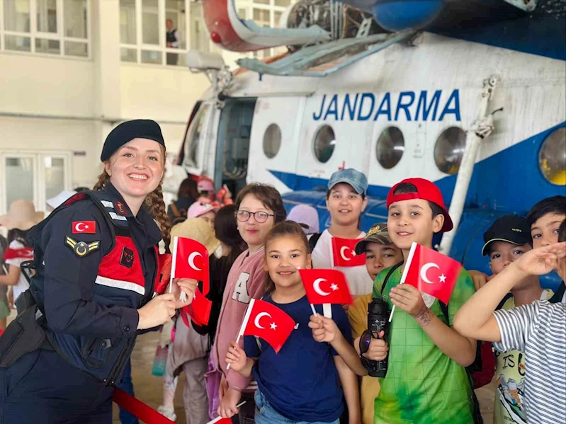 Minikler helikopter üssünde unutulmaz bir gün geçirdi
