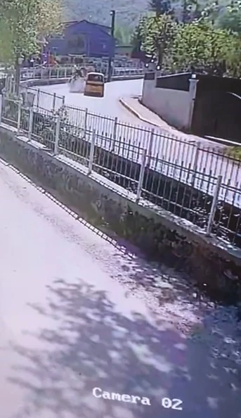 Taksi ile motosiklet kafa kafaya çarpıştı: Kaza kamerada
