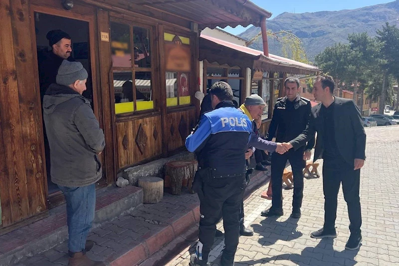 Kemaliye’de polis ekipleri vatandaşlar için sahada
