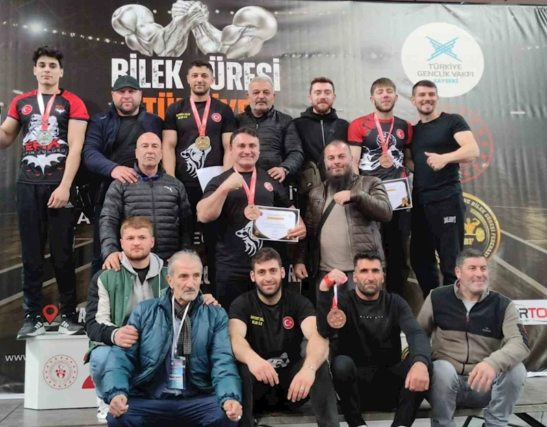 Bayburtlu bilek güreşi sporcuları madalyalarla döndü
