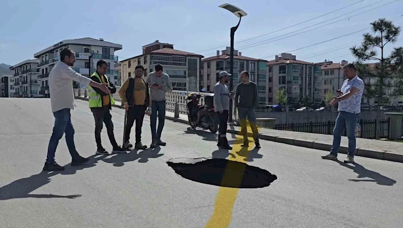 Afyonkarahisar’da asfalt yol çöktü, yaklaşık 3 metre derinliğinde çukur oluştu
