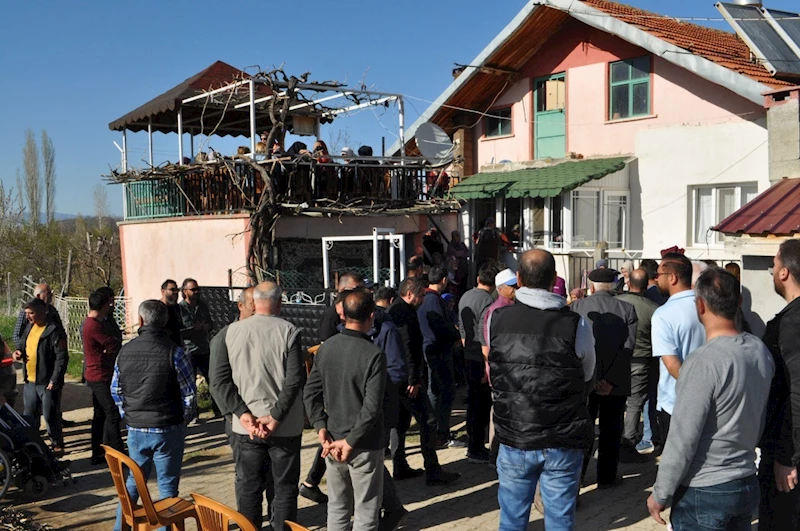 Motosiklet kazasında hayatını kaybeden öğretmen 2 ay önce ölen babasının yanına defnedildi
