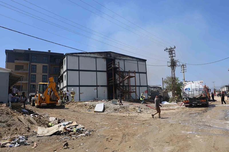 Korku dolu anlar, işçilerin kaldığı konteyner yatakhane alevlere teslim oldu

