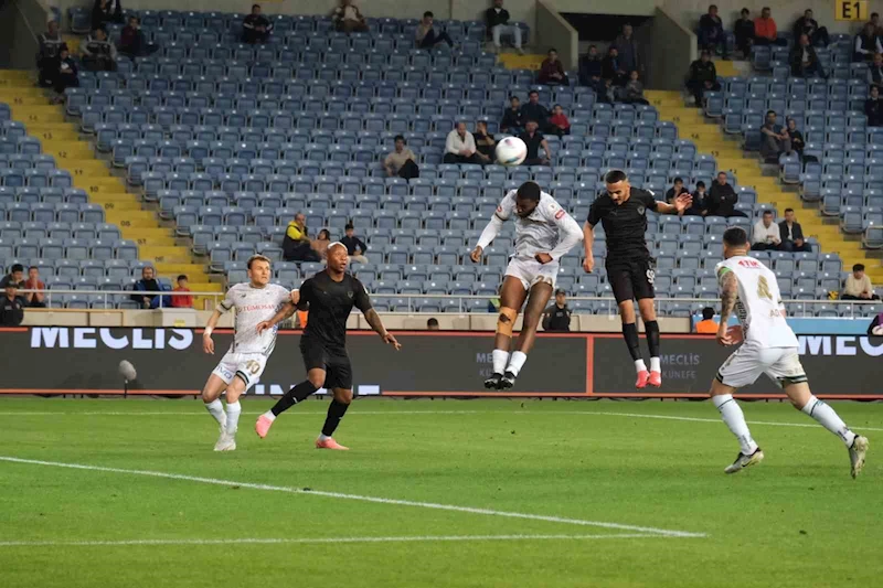 Trendyol Süper Lig: Atakaş Hatayspor: 2 - Konyaspor: 1 (İlk yarı)
