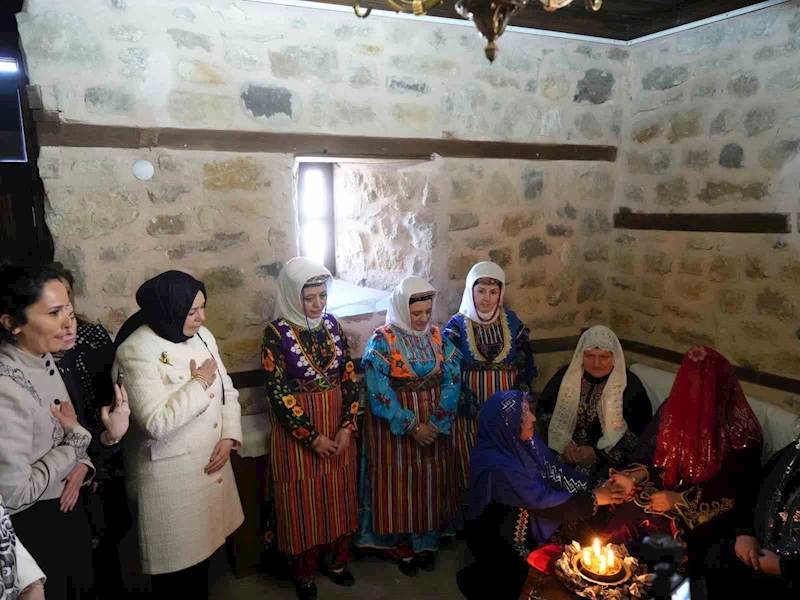 Kastamonu’da geleneksel gelinlikler ve çeyizler görücüye çıktı
