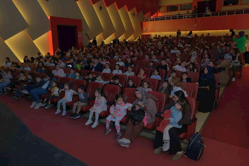 Tiyatronun coşkusu Bursa’yı sardı
