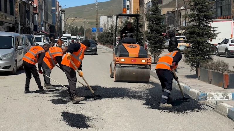 Karayolları, Yüksekova’nın çukurlu yolları için harekete geçti
