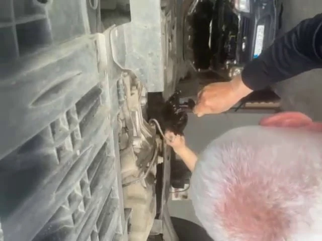 Otomobilin motoruna giren kediyi tamirci kurtardı
