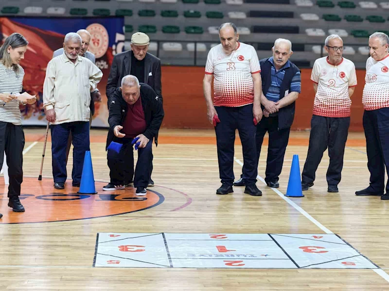 Yaşlı sporcular birbiriyle yarıştı
