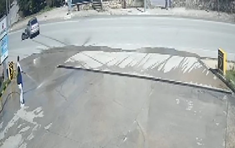 Otomobille çarpışan motosikletin şoka giren sürücüsü: 