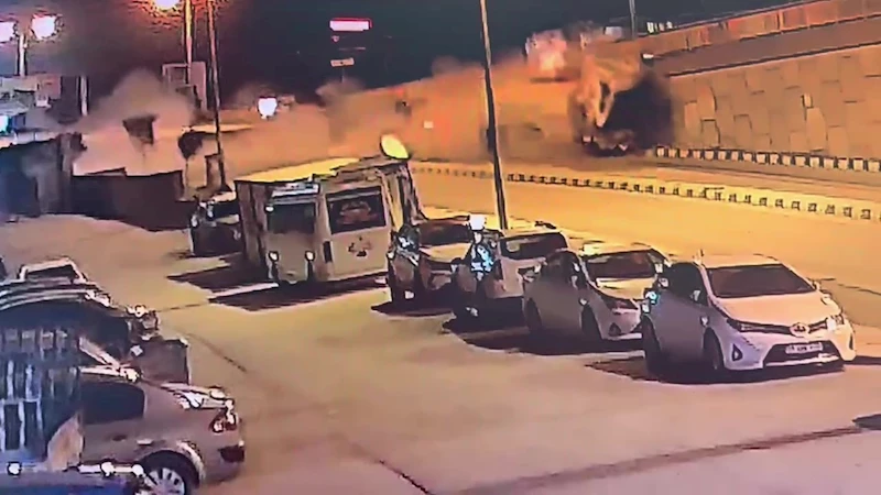 Freni patlayan arazöz otomobile ve üst geçit duvarına çarptı: 1 ölü, 1 yaralı
