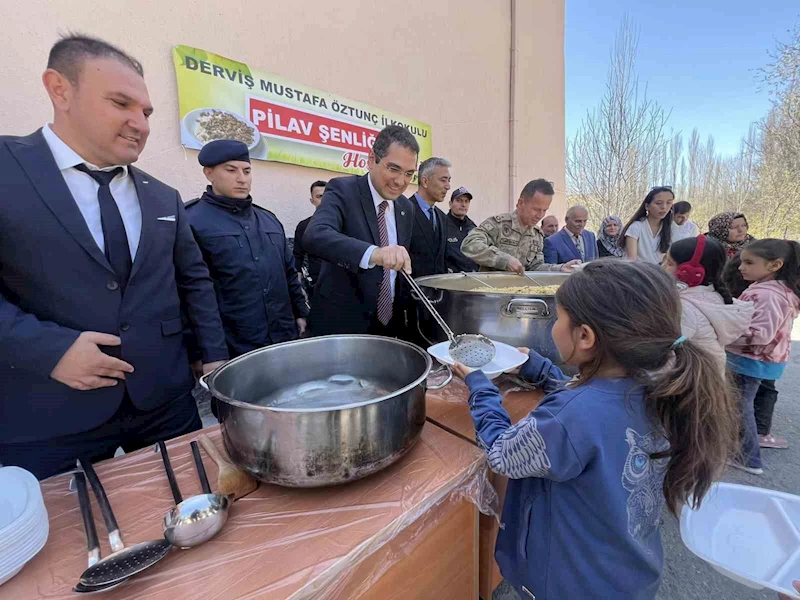 Okul bahçesindeki pilav şenliğinde öğrenciler
