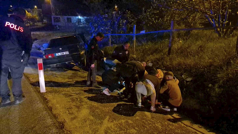 Yaralı sürücüye, kovalamaca sırasında peşinde olan polisler yardım etti
