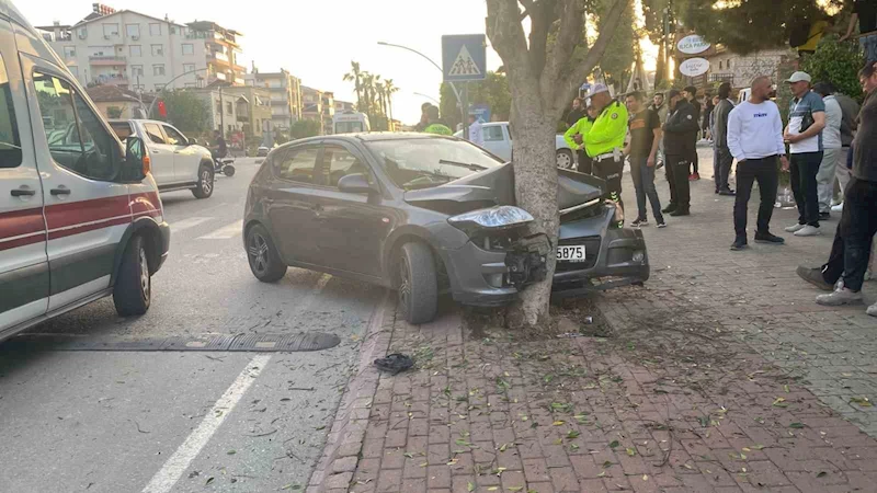 Otomobille ağaca çarptı, araçtaki yaralıları bırakıp kaçtı
