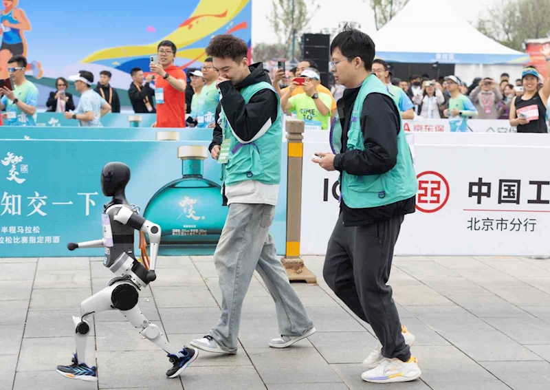 Çinli robotlar ilk kez yarı maratonda insanlarla koştu
