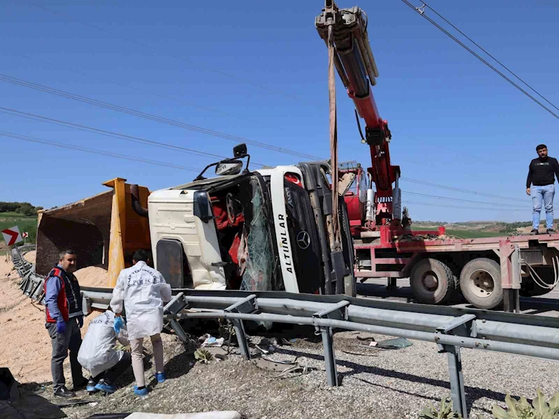 Adıyaman’da virajı alamayan tır devrildi: 1 ölü

