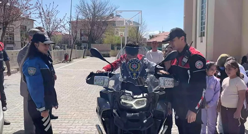 Miniklere polislik mesleği tanıtıldı
