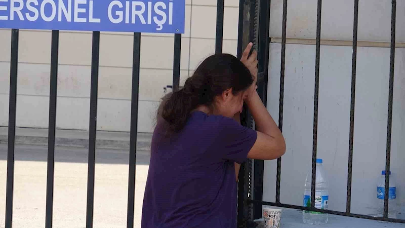 Eşinin cansız bedenini teşhis için morga geldi, demirlere yaslanıp gözyaşı döktü
