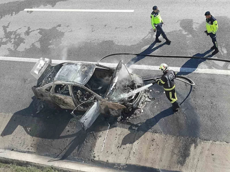 Denizli-Aydın Otoyolunda alev alan otomobil metal yığınına döndü
