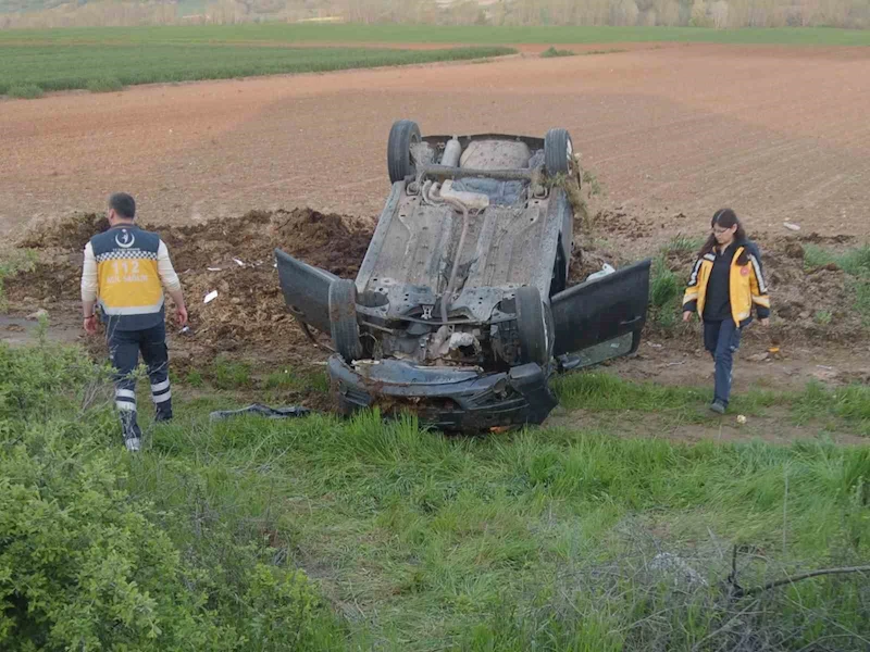 Yoldan çıkan otomobil metrelerce sürüklenip tarlaya uçtu: 1 yaralı
