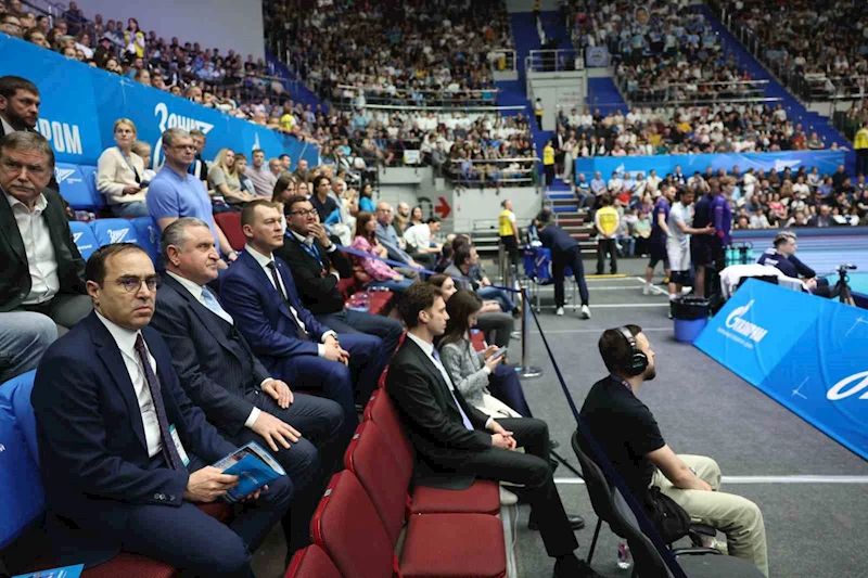 Bakan Bak, Rusya’da voleybol finalini izledi, şampiyon takıma kupasını verdi
