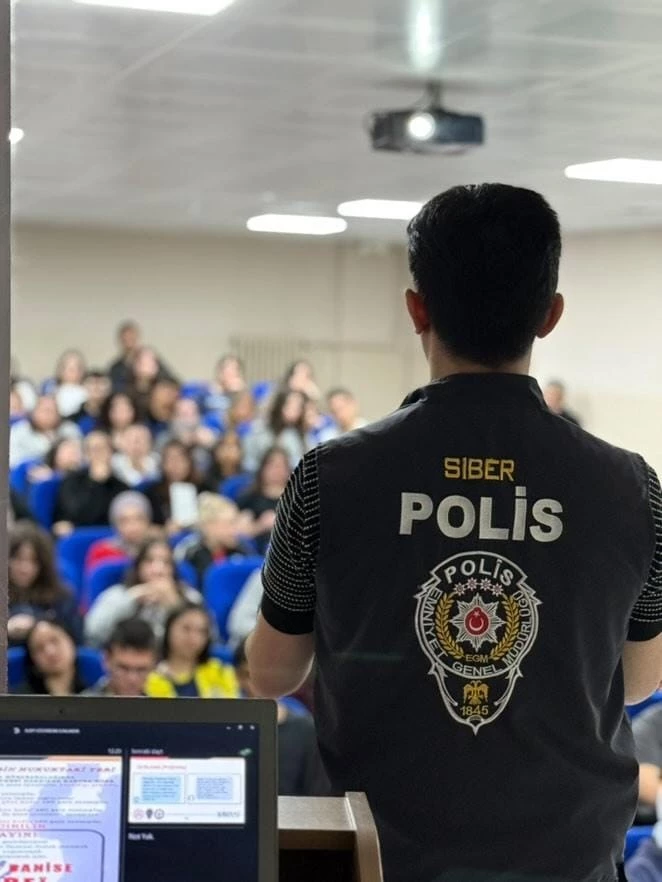 Tekirdağ’da polis ekiplerinden okullarda siber ve çocuk güvenliği eğitimi
