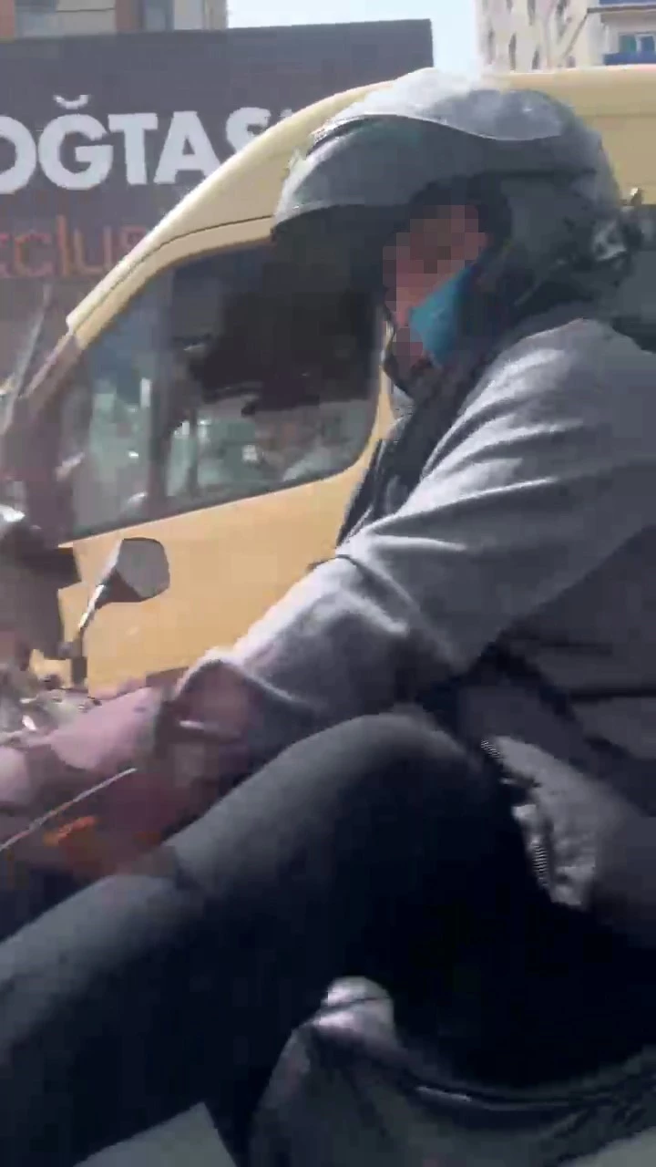 Esenyurt’ta motosikletli maganda kamerada: Otomobili tekmeledi, aynasını kırdı
