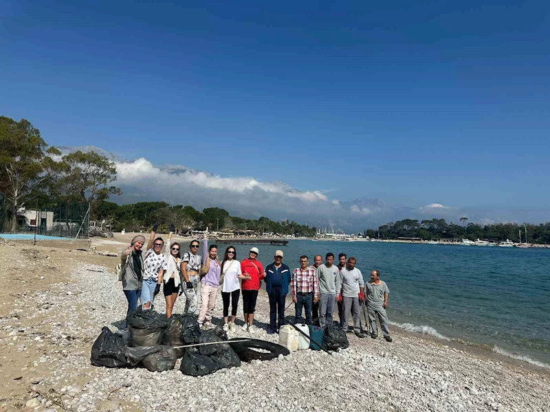 Kemer’de yabancı uyruklu kadınlardan temizlik faaliyeti
