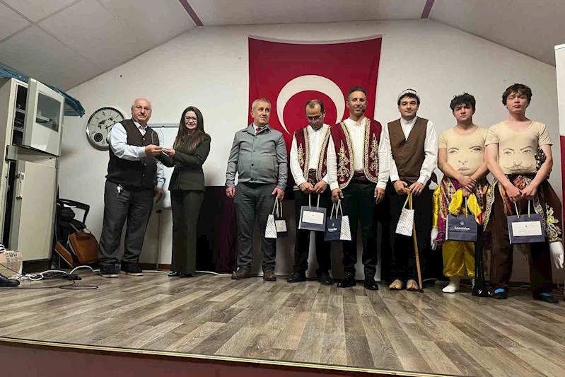 İzmirli öğrenciler geleneksel oyunları Belçika’da sahneledi
