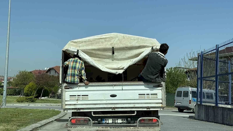 Şehrin göbeğinde kamyonet kasasında çocukların tehlikeli yolculuğu
