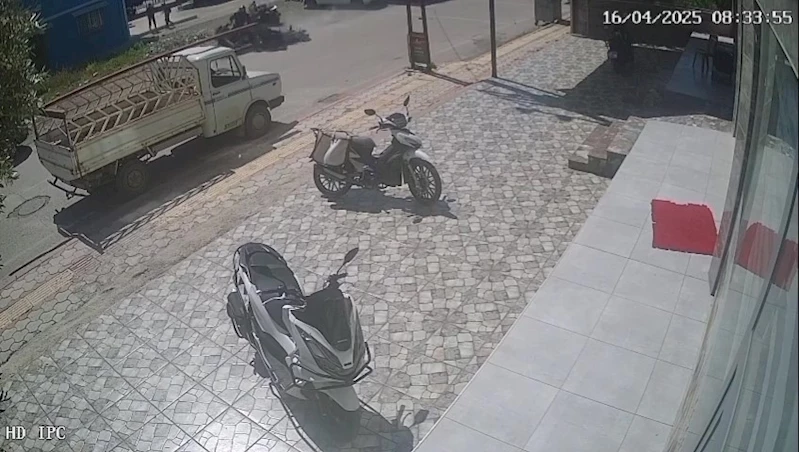 Motosiklete binmek isterlerken motosiklet çarptı: 3 kişinin yaralandığı kaza kamerada

