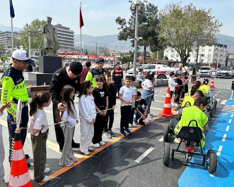 Bursa İl Jandarma Komutanlığı’ndan miniklere trafik dersi
