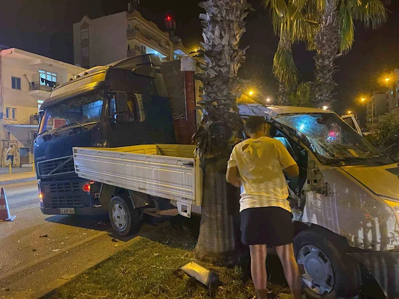 Kamyonet ile tır çarpıştı: 1 yaralı
