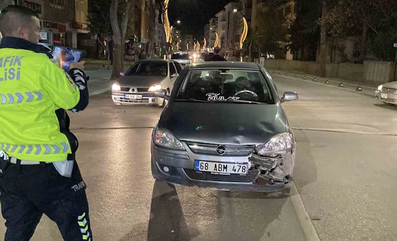Motosiklet otomobile, hafif ticari araç da motosiklete çarptı: 1 yaralı
