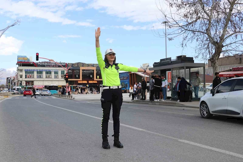 Erzincan trafiğine kadın eli değdi
