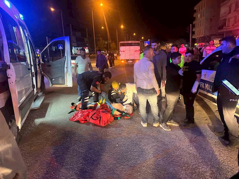 Yolun karşısına geçerken kamyonetin çarptığı bir kişi yaralandı
