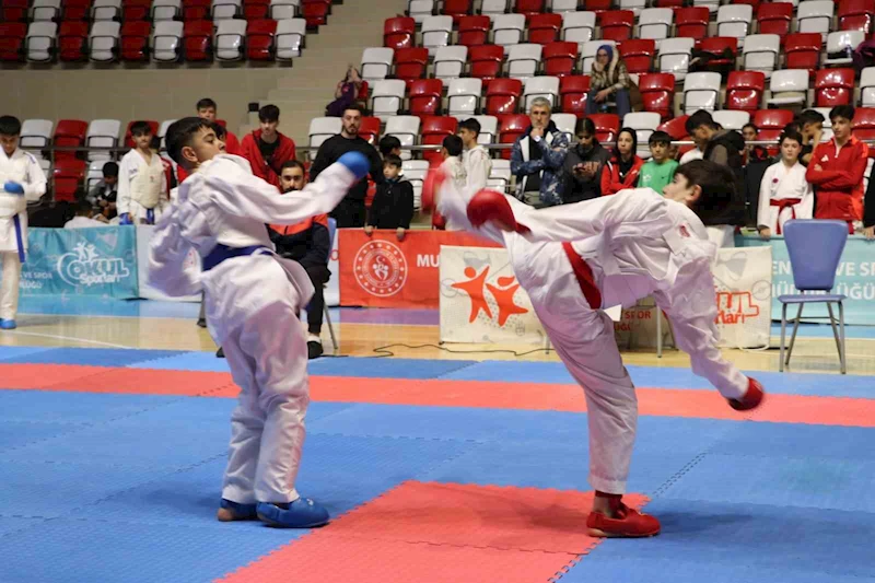 Muş’ta karate grup birinciliği müsabakaları başladı
