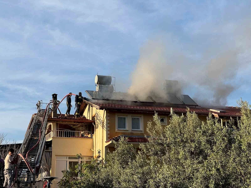 Çatıda çıkan yangın evi sardı
