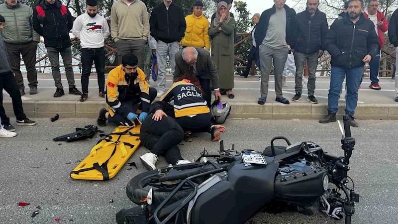 Yolcu indirdiği sırada duran otomobile motosiklet çarptı: 1 yaralı
