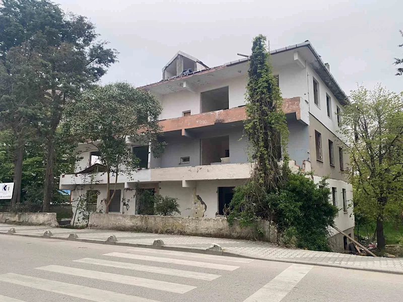 Sancaktepe’de park halindeki araçta bir kişi ölü bulundu

