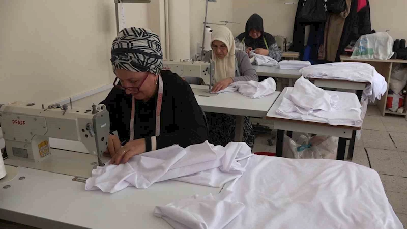 İyidere’de Halk Eğitim Merkezi kursiyerlerinden çocuklara 23 Nisan sürprizi
