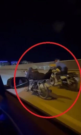 Akan trafikte motosikletin üzerinde ölümüne yolculuk
